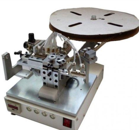 端子機(jī)廠家的壓著機(jī)在穿線時(shí)怎么操作的？